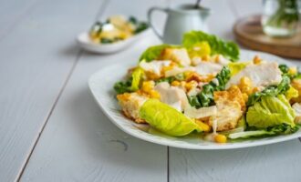 Салат Цезарь с кукурузой
