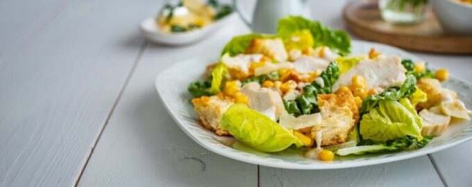 Салат Цезарь с кукурузой