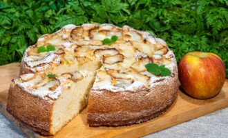 Бисквитная шарлотка с яблоками и корицей