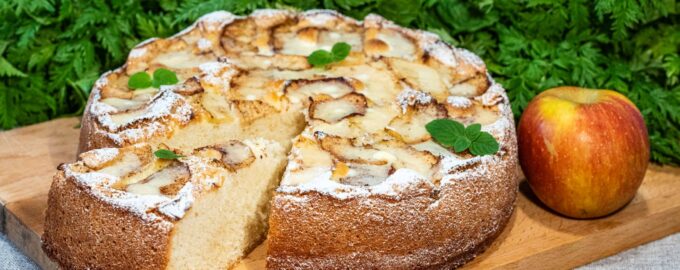 Бисквитная шарлотка с яблоками и корицей