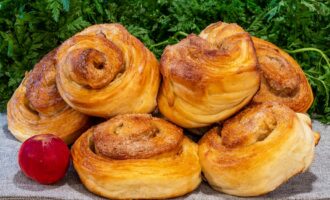 Слоеные булочки с корицей и яблоком