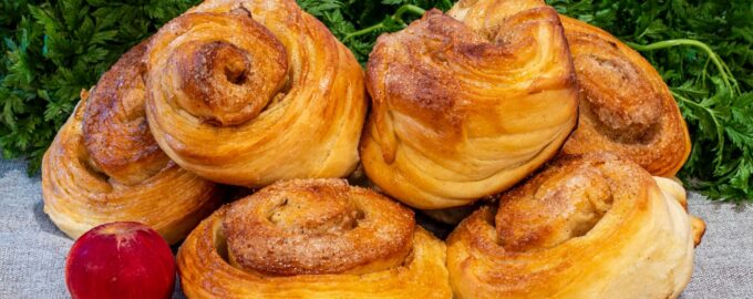 Слоеные булочки с корицей и яблоком