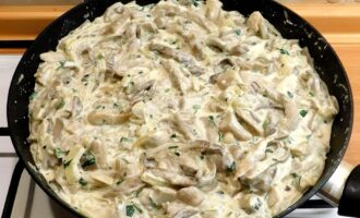 Вешенки с луком и сметаной