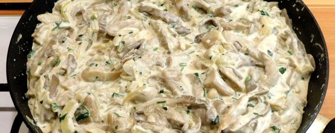 Вешенки с луком и сметаной