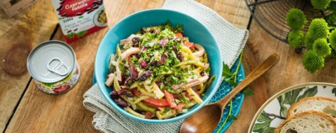 Салат с ветчиной, сыром и солеными огурцами