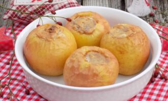 Яблоки, запеченные с арахисовой пастой