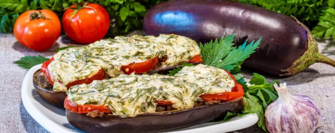 Фаршированные баклажаны с мясным фаршем и томатами