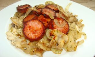 Жареные сосиски с грибами