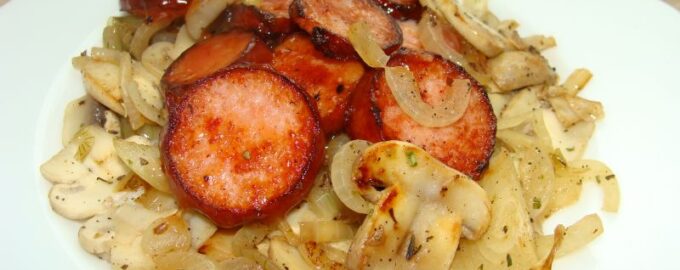 Жареные сосиски с грибами