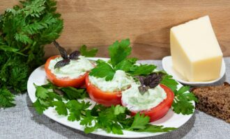 Закуска из помидоров фаршированных творогом с сыром