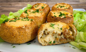 Булочки с начинкой из грибов с курицей сметаной и сыром в духовке