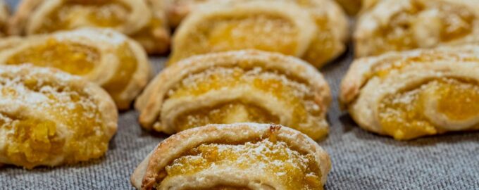 Песочное печенье с начинкой из апельсина на сметане
