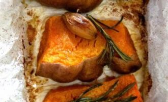 Тыква, запеченная с чесноком и розмарином