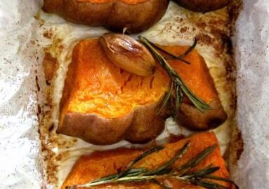 Тыква, запеченная с чесноком и розмарином