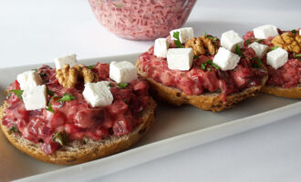 Салат из свеклы с сыром фета и грецкими орехами