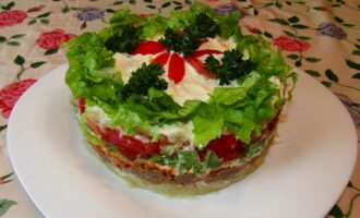 Слоеный салат с тунцом и помидорами