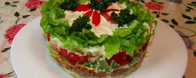 Слоеный салат с тунцом и помидорами