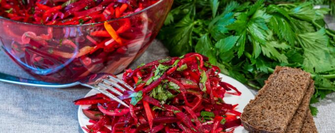 Овощной салат из свеклы и вареной моркови