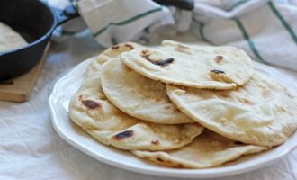 Простые лепешки на сковороде