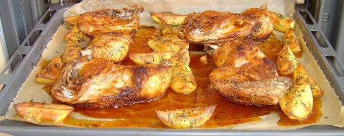 Чесночная курица с картошкой в духовке
