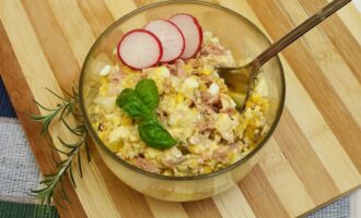 Салат с тунцом и кукурузой