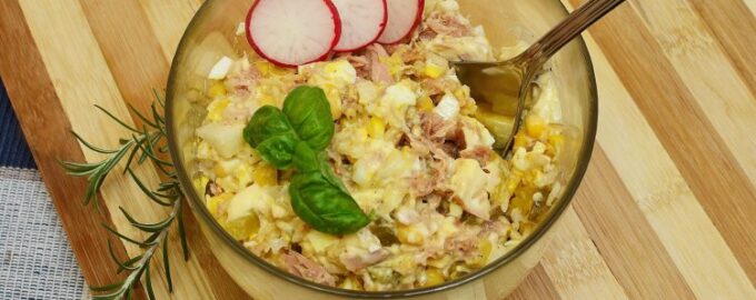 Салат с тунцом и кукурузой