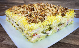 Слоеный салат из куриной грудки с овощами