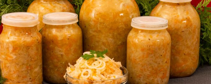 Хрустящая квашеная капуста в банках на зиму