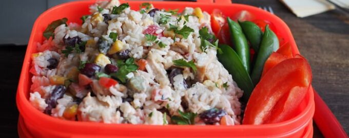 Салат с рисом и курицей