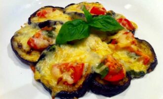Баклажаны, запеченные с сыром и помидорами