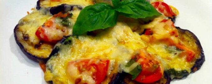 Баклажаны, запеченные с сыром и помидорами