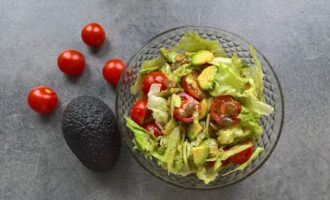 Салат с авокадо и помидорами черри