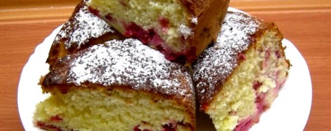 Кекс с красной смородиной