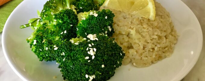 Брокколи на пару с кунжутным маслом