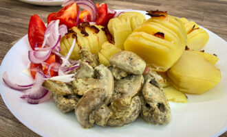 Картошка с беконом в духовке 🥔 Рецепт запеченной картошки с грибами
