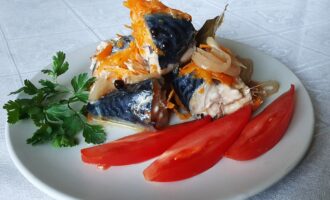 Скумбрия с овощами в банке в духовке