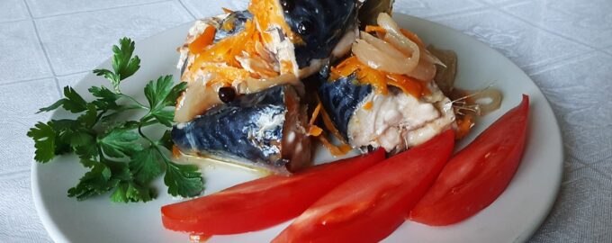 Скумбрия с овощами в банке в духовке