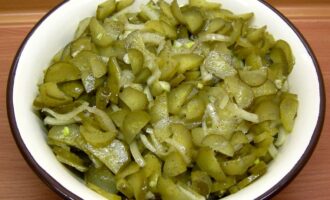 Салат с маринованными огурцами, луком и маслом
