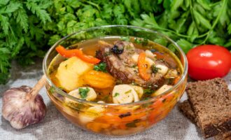 Суп из говядины с овощами и домашними клецками