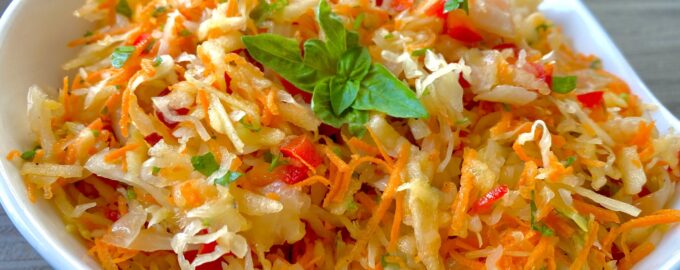 Салат из квашеной капусты