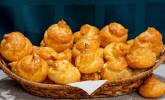 Булочки «Гужеры» из заварного теста с сыром