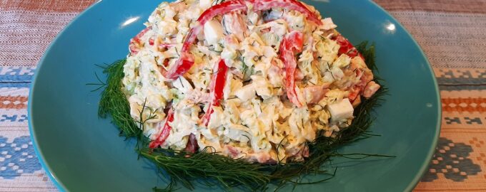 Салат с пекинской капустой и копченой курицей