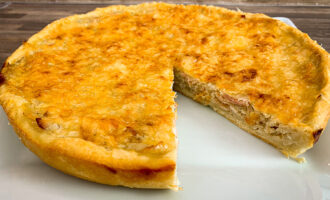 Луковый пирог с беконом и яйцом