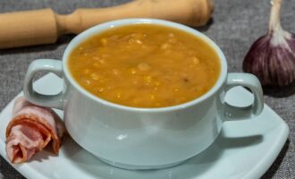 Горошница с копченым беконом по-домашнему