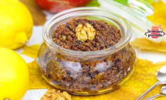 Витаминная смесь из сухофруктов и орехов с медом