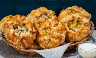 Курники из слоёного теста с курицей и картошкой
