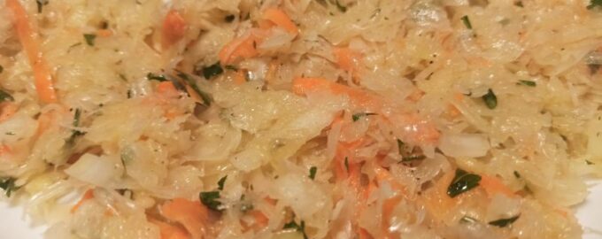 Салат из квашеной капусты с луком