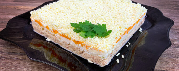 Слоеный салат с консервированной рыбой вкусный салат с горбушей