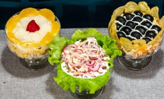 Салаты с сыром, грибами и ананасами на основе курицы