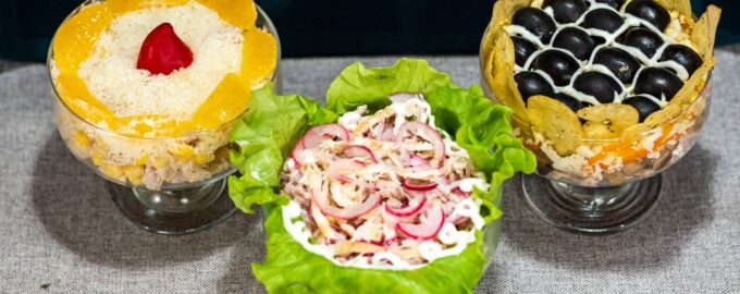 Салаты с сыром, грибами и ананасами на основе курицы